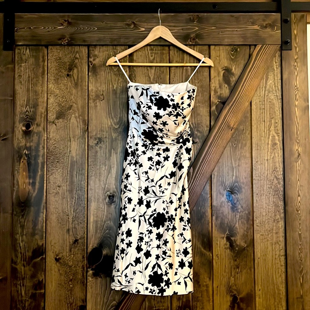Kay Unger black/white floral satin strapless dress in a size 2.